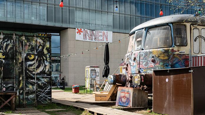 An der Fassade der Hochschule für Fernsehen und Film am Bernd-Eichinger-Platz prangt ein Protestplakat.