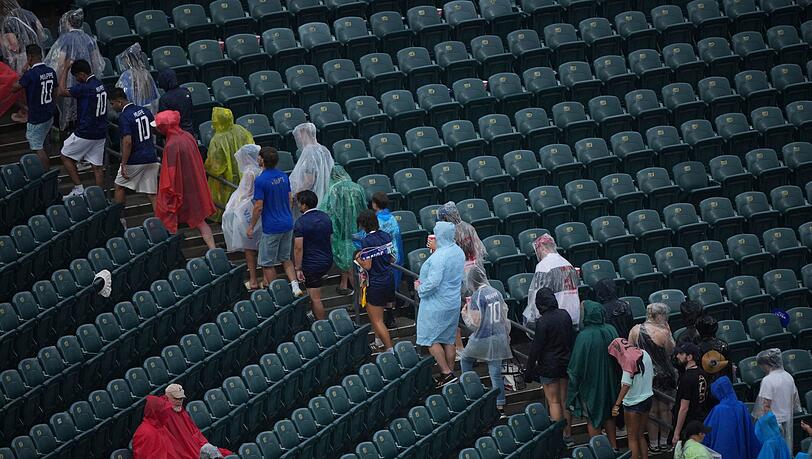 Unwetterwarnung: Fans verlassen die Ränge. Unwetterwarnung: Fans verlassen die Ränge.