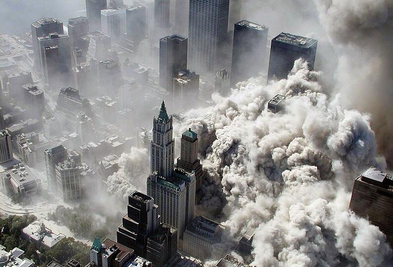 Die Twin Towers brachen zusammen, nachdem Terroristen jeweils Flugzeuge in beide T&uuml;rme gelenkt hatten. Manhattan verschwand danach unter einer dichten Aschewolke. Sie enthielt giftige Chemikalien und Asbest. Vermutlich sind zehntausende Menschen an Folgeerkrankungen gestorben.