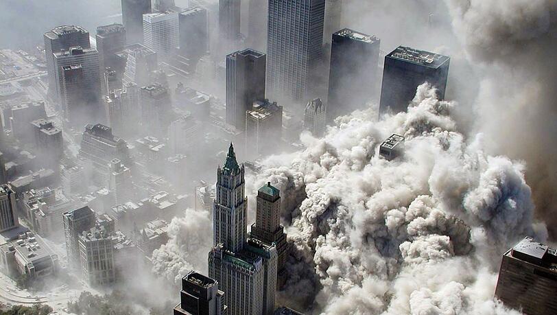 Die Twin Towers brachen zusammen, nachdem Terroristen jeweils Flugzeuge in beide Türme gelenkt hatten. Manhattan verschwand danach unter einer dichten Aschewolke. Sie enthielt giftige Chemikalien und Asbest. Vermutlich sind zehntausende Menschen an Folgeerkrankungen gestorben. Die Twin Towers brachen zusammen, nachdem Terroristen jeweils Flugzeuge in beide Türme gelenkt hatten. Manhattan verschwand danach unter einer dichten Aschewolke. Sie enthielt giftige Chemikalien und Asbest. Vermutlich sind zehntausende Menschen an Folgeerkrankungen gestorben.