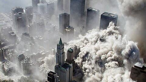 Die Twin Towers brachen zusammen, nachdem Terroristen jeweils Flugzeuge in beide T&uuml;rme gelenkt hatten. Manhattan verschwand danach unter einer dichten Aschewolke. Sie enthielt giftige Chemikalien und Asbest. Vermutlich sind zehntausende Menschen an Folgeerkrankungen gestorben.