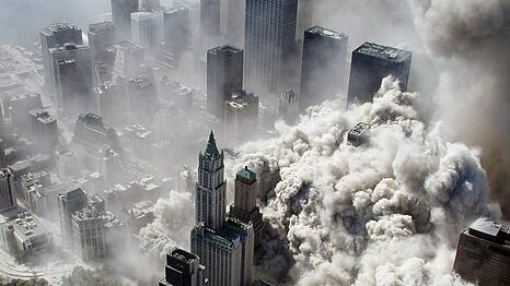 Die Twin Towers brachen zusammen, nachdem Terroristen jeweils Flugzeuge in beide T&uuml;rme gelenkt hatten. Manhattan verschwand danach unter einer dichten Aschewolke. Sie enthielt giftige Chemikalien und Asbest. Vermutlich sind zehntausende Menschen an Folgeerkrankungen gestorben.