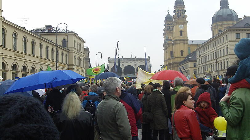 Trotz strömenden Regens haben am Samstagnachmittag rund 30.000 Menschen an einer Kundgebung
gegen Atomenergie auf dem Münchner Odeonsplatz teilgenommen. Sehen Sie hier die besten Bilder der Aktion.