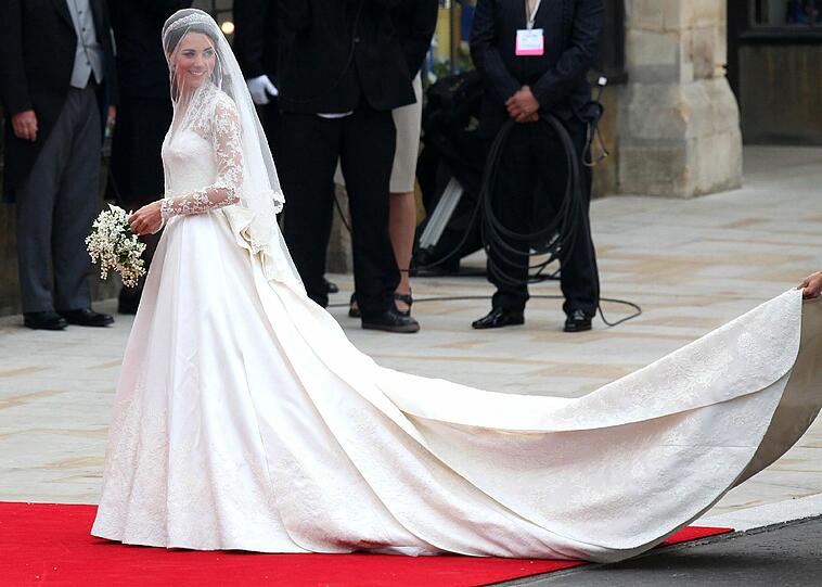 Das ist Englands zukünftige Königin: Kate Middleton kommt im weißen Brautkleid an der Abbey an.