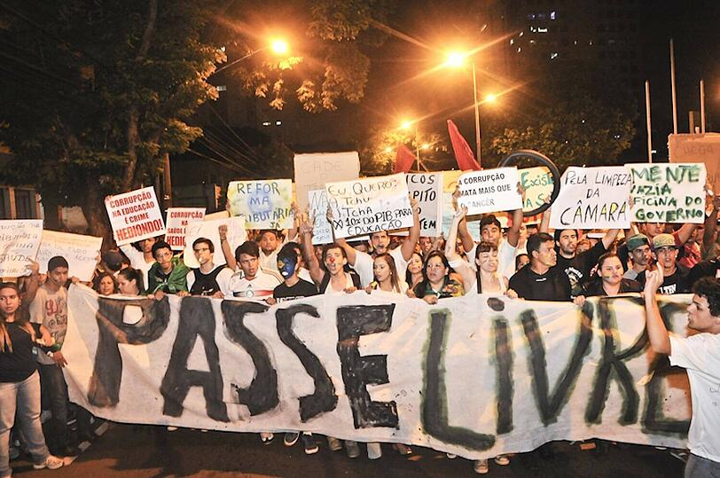 Knapp ein Jahr vor der Fußball-WM in Brasilien erlebt das Land einen ungeahnten Sturm des Protestes.