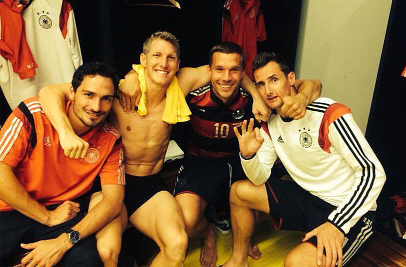 "Amazing win !! Rio we are coming...." - Grandioser Sieg. Rio wir kommen... . Dieses Kabinen-Selfie mit Mats Hummels (l.), Bastian Schweinsteiger (2.v.l.) und Miroslav Klose (r.) postete Lukas Podolski (2.v.r.) nach dem Rekordsieg gegen Brasilien auf Twitter.