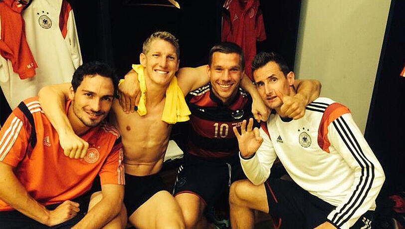 "Amazing win !! Rio we are coming...." - Grandioser Sieg. Rio wir kommen... . Dieses Kabinen-Selfie mit Mats Hummels (l.), Bastian Schweinsteiger (2.v.l.) und Miroslav Klose (r.) postete Lukas Podolski (2.v.r.) nach dem Rekordsieg gegen Brasilien auf Twitter. "Amazing win !! Rio we are coming...." - Grandioser Sieg. Rio wir kommen... . Dieses Kabinen-Selfie mit Mats Hummels (l.), Bastian Schweinsteiger (2.v.l.) und Miroslav Klose (r.) postete Lukas Podolski (2.v.r.) nach dem Rekordsieg gegen Brasilien auf Twitter.