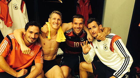 "Amazing win !! Rio we are coming...." - Grandioser Sieg. Rio wir kommen... . Dieses Kabinen-Selfie mit Mats Hummels (l.), Bastian Schweinsteiger (2.v.l.) und Miroslav Klose (r.) postete Lukas Podolski (2.v.r.) nach dem Rekordsieg gegen Brasilien auf Twitter.