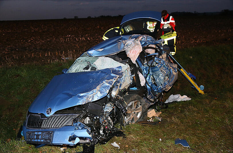 Schrecklicher Verkehrsunfall auf der Staatsstraße 2084 bei Erding. Ein Autofahrer ist nach einem Lkw-Zusammenstoß ums Leben gekommen. Die Bilder von der Unfallstelle.
