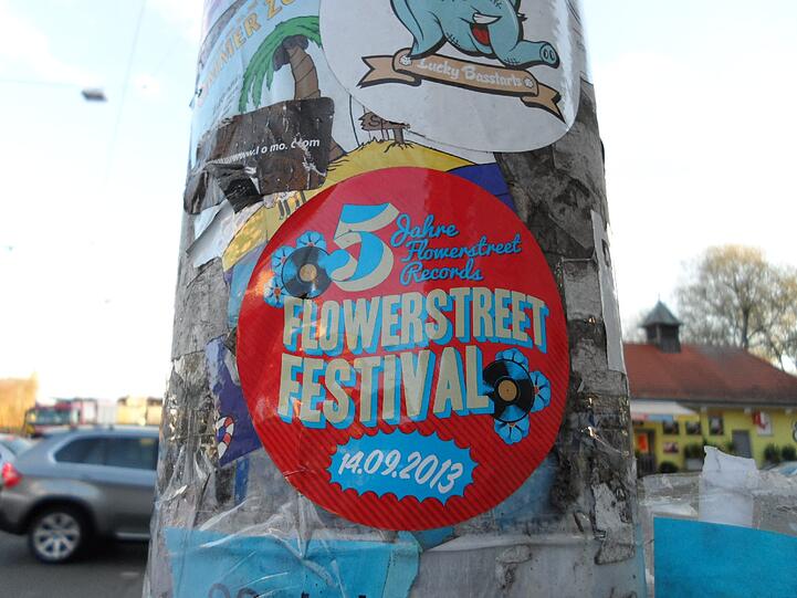 Ein Spiegelbild des Lebens im Stadtviertel: Die zahllosen Aufkleber in der Isarvorstadt zeigen mehr oder weniger gelungen, was sich tut - oder getan hat.