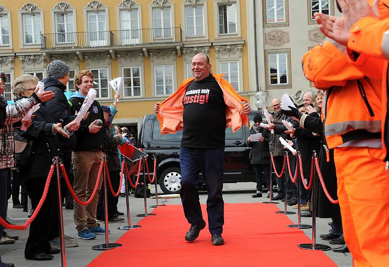 Im Blitzlichtgewitter: Hartmut Menzel von der Straßenbeleuchtung.
