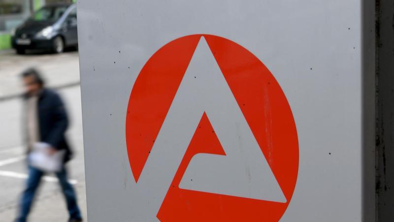 Nur wenige Langzeitarbeitslose schaffen den Sprung in reguläre Jobs. Nur wenige Langzeitarbeitslose schaffen den Sprung in reguläre Jobs.