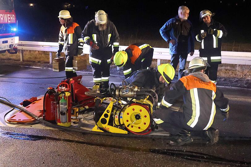 Die Feuerwehren aus Ramsau, Reichertsheim, Kirchdorf, Haag/OBB und die Kreisbrandinspektion Mühldorf, das BRK mit Notarzt und Einsatzleiter Rettungsdienst und die Polizei Haag waren bei dem Unfall auf der B12 in Höhe Raumsau im Einsatz.