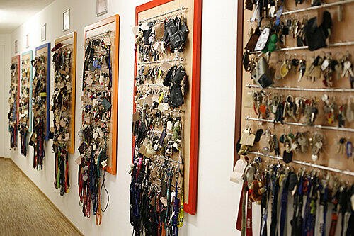 Schlüssel und Armbänder hängen wie an einer Hotel-Rezeption.
