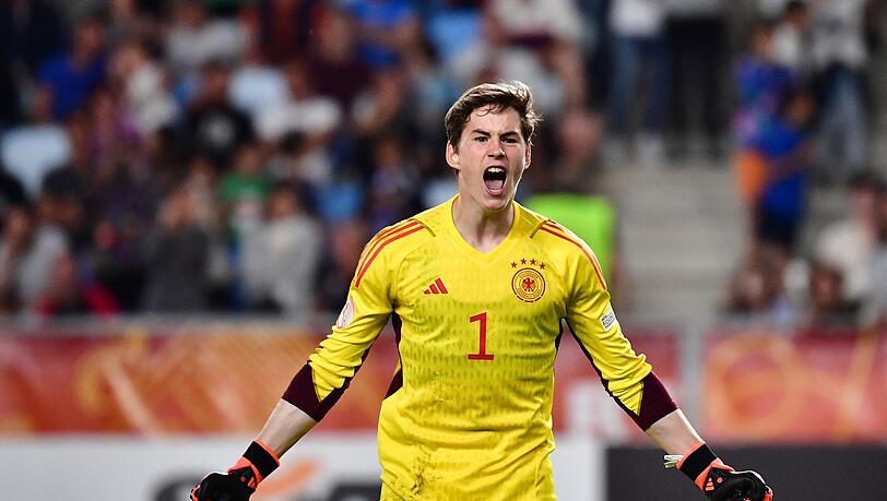 Torhüter Max Schmitt aus Deutschland jubelt nach dem Spiel.