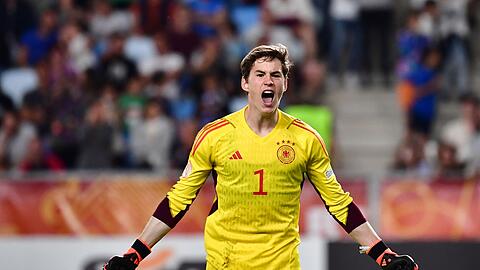 Torhüter Max Schmitt aus Deutschland jubelt nach dem Spiel.