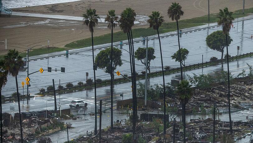 Die Behörden warnen von Sturzfluten und Überschwemmungen. Die Behörden warnen von Sturzfluten und Überschwemmungen.