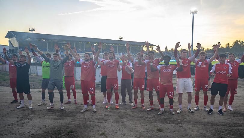 Die Spieler der Würzburger Kickers freuen sich nach dem Sieg im Hinspiel. Die Spieler der Würzburger Kickers freuen sich nach dem Sieg im Hinspiel.
