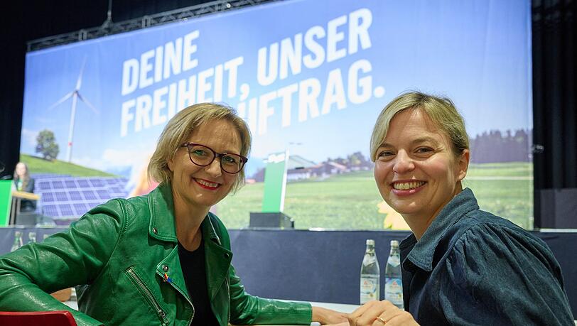 Gr&uuml;nen-Bundesvorsitzende Franziska Brantner (l) und die Fraktionsvorsitzende der bayerischen Gr&uuml;nen, Katharina Schulze (r), sprachen am Landesparteitag &uuml;ber Freiheit.