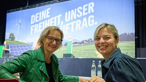 Gr&uuml;nen-Bundesvorsitzende Franziska Brantner (l) und die Fraktionsvorsitzende der bayerischen Gr&uuml;nen, Katharina Schulze (r), sprachen am Landesparteitag &uuml;ber Freiheit.