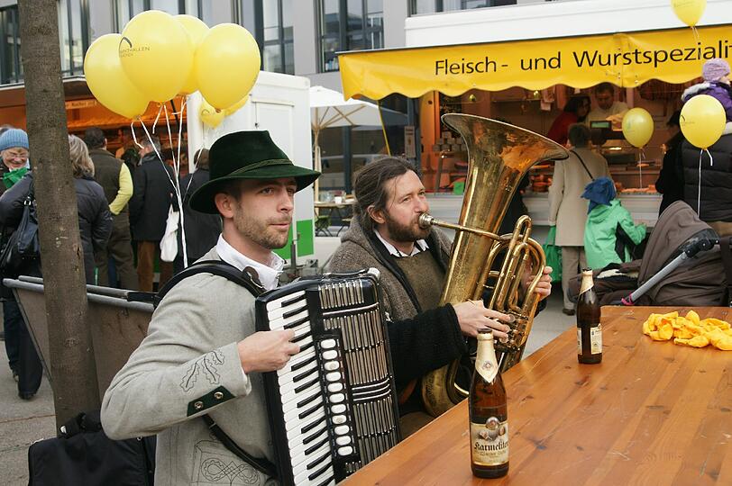 Gute Stimmung im Arnulfpark: Beim ersten Bauernmarkt am Freitag gibt's Blasmusik.