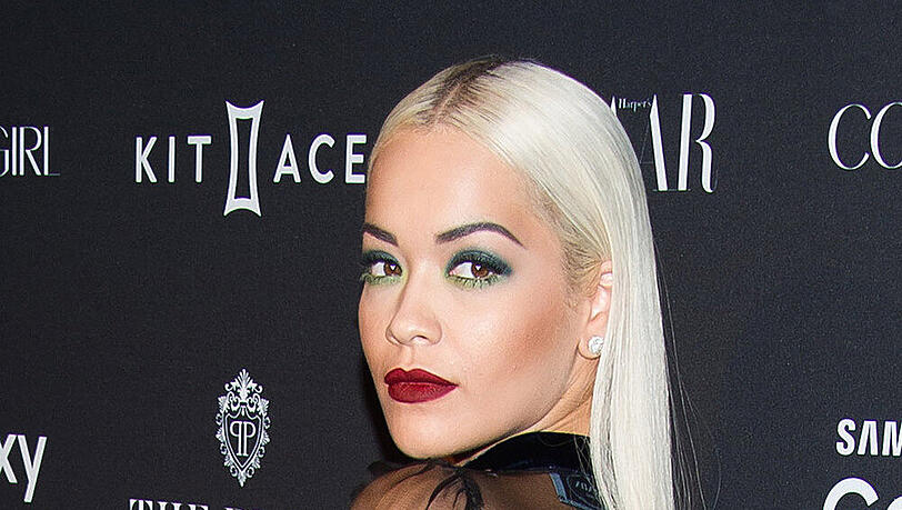 Bisher ziert Rita Oras Gesicht nicht einmal eine Falte, doch wie sieht es auf der Brust von Rob Kardashian aus? Bisher ziert Rita Oras Gesicht nicht einmal eine Falte, doch wie sieht es auf der Brust von Rob Kardashian aus?