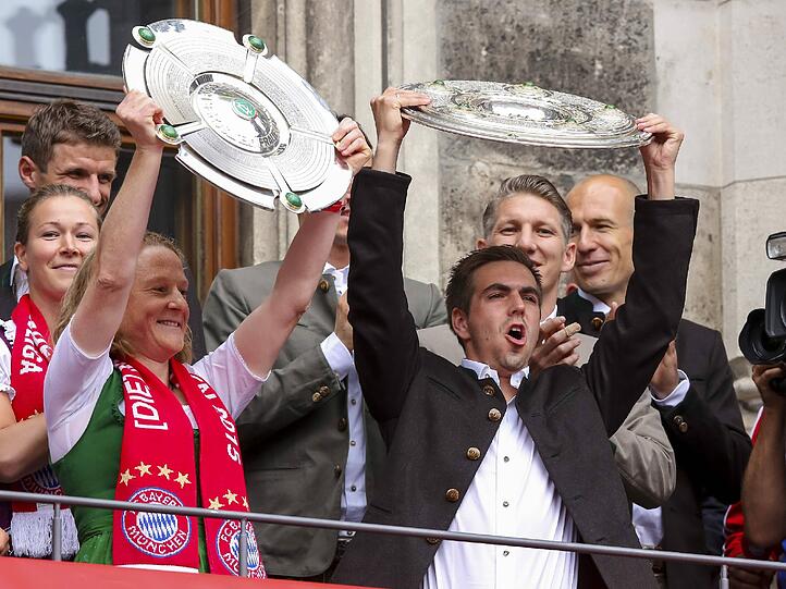 2015: Halbfinal-Aus in der Champions League gegen Barcelona und im Pokal gegen Dortmund. Der FC Bayern wird mit Kapitän Lahm zum 25. Mal in der Vereinsgeschichte deutscher Meister.