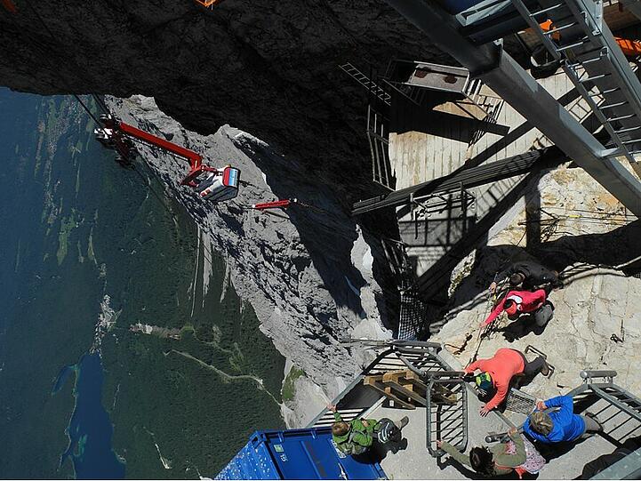 Mit dem Bauarbeiten für die neue Seilbahn auf der Zugspitze liegt man voll im Plan. Weihnachten 2017 soll eröffnet werden.