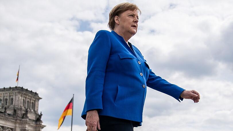 Bundeskanzlerin Angela Merkel bekommt eisenharte Kritik von Ex-Ironman-Champ und nun auch Ex-Bundestrainer Faris Al-Sultan. Bundeskanzlerin Angela Merkel bekommt eisenharte Kritik von Ex-Ironman-Champ und nun auch Ex-Bundestrainer Faris Al-Sultan.