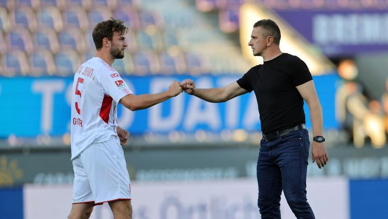 Regensburgs Benedikt Gimber (l.) und Trainer Mersad Selimbegovic klatschen nach dem Spiel ab. Foto: Friedemann Vogel/epa/Pool/dpa Regensburgs Benedikt Gimber (l.) und Trainer Mersad Selimbegovic klatschen nach dem Spiel ab. Foto: Friedemann Vogel/epa/Pool/dpa