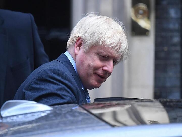 Boris Johnson steigt nach einer Kabinettssitzung in seinen Dienstwagen.