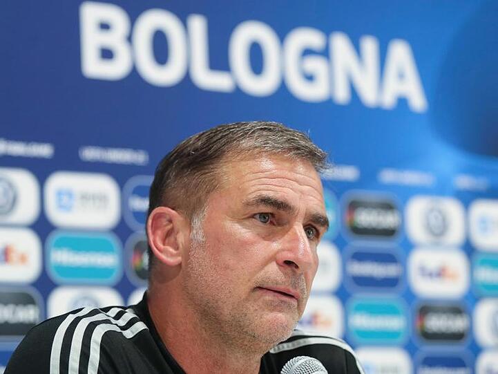 U21-Trainer Stefan Kuntz spricht bei der Pk in Bologna mit Journalisten.