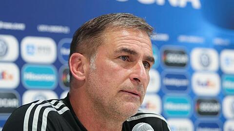 U21-Trainer Stefan Kuntz spricht bei der Pk in Bologna mit Journalisten.