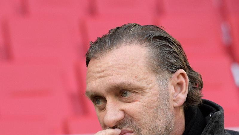 Thomas Doll hat sich nach der Niederlage seiner Mannschaft in Augsburg einen Disput mit Schiedsrichter Gräfe geliefert. Thomas Doll hat sich nach der Niederlage seiner Mannschaft in Augsburg einen Disput mit Schiedsrichter Gräfe geliefert.