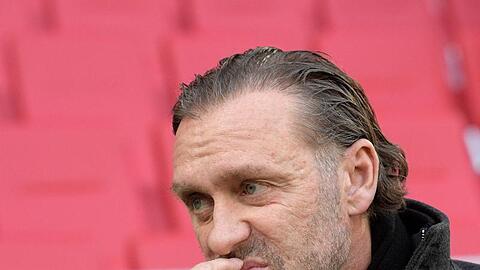 Thomas Doll hat sich nach der Niederlage seiner Mannschaft in Augsburg einen Disput mit Schiedsrichter Gräfe geliefert.