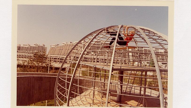 Klettergaudi in den 1970ern auf der Weltkugel. Klettergaudi in den 1970ern auf der Weltkugel.