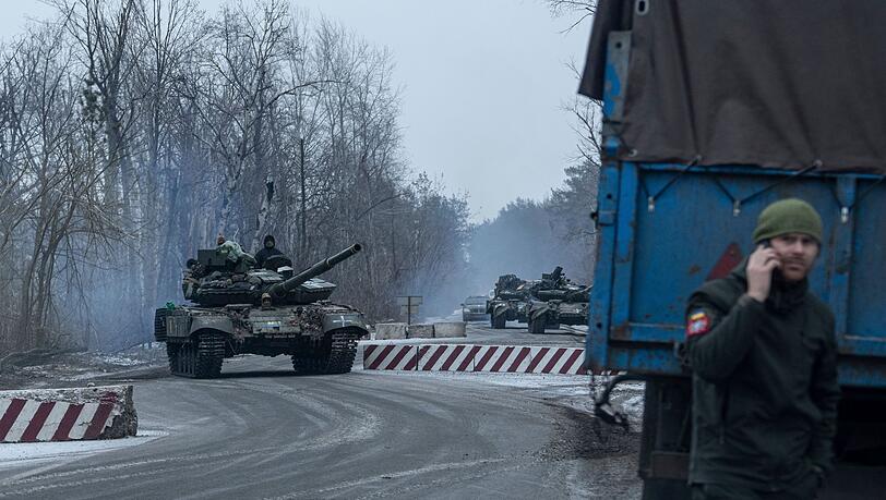 Ukrainische Panzer rollen in Richtung Frontlinie in der Region Donezk.