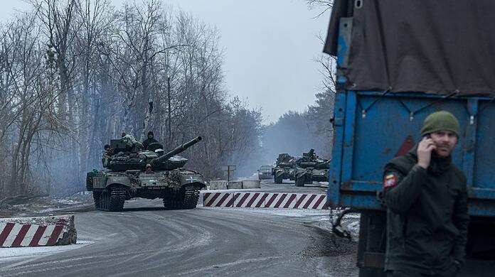 Ukrainische Panzer rollen in Richtung Frontlinie in der Region Donezk.