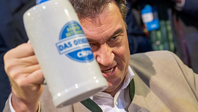 Prost! Ministerpräsident Markus Söder beim Politischen Aschermittwoch in Passau.