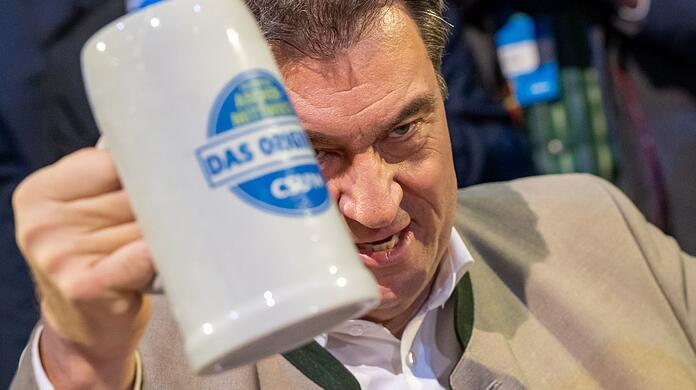 Prost! Ministerpräsident Markus Söder beim Politischen Aschermittwoch in Passau.