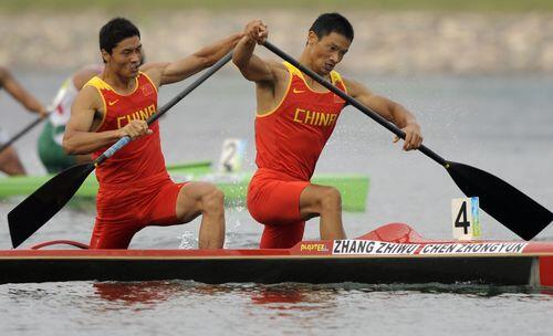 Die Chinesen  Chen Zhongyun (r.)  und Zhang Zhiwu, wurden von Josef Capousek auf Olympia vorbereitet.