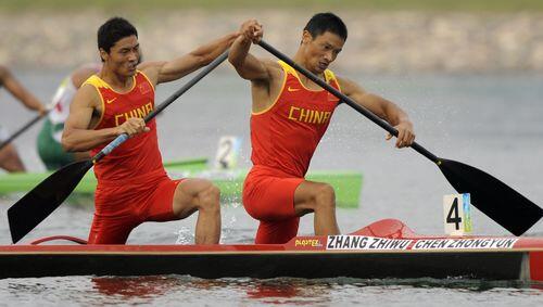 Die Chinesen Chen Zhongyun (r.) und Zhang Zhiwu, wurden von Josef Capousek auf Olympia vorbereitet. Die Chinesen Chen Zhongyun (r.) und Zhang Zhiwu, wurden von Josef Capousek auf Olympia vorbereitet.