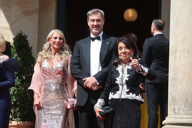 Ministerpräsident Markus Söder und seine Frau Karin (li.) mit Mietwagen-Königin Regine Sixt