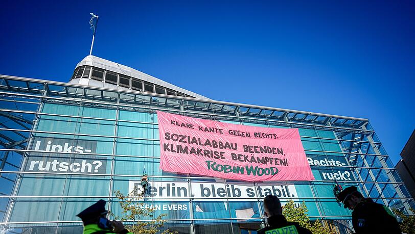 Aktivisten demonstrieren mit einer Kletter-Aktion am Konrad-Adenauer-Haus in Berlin. Aktivisten demonstrieren mit einer Kletter-Aktion am Konrad-Adenauer-Haus in Berlin.
