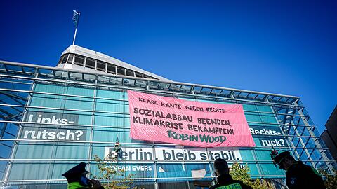 Aktivisten demonstrieren mit einer Kletter-Aktion am Konrad-Adenauer-Haus in Berlin.