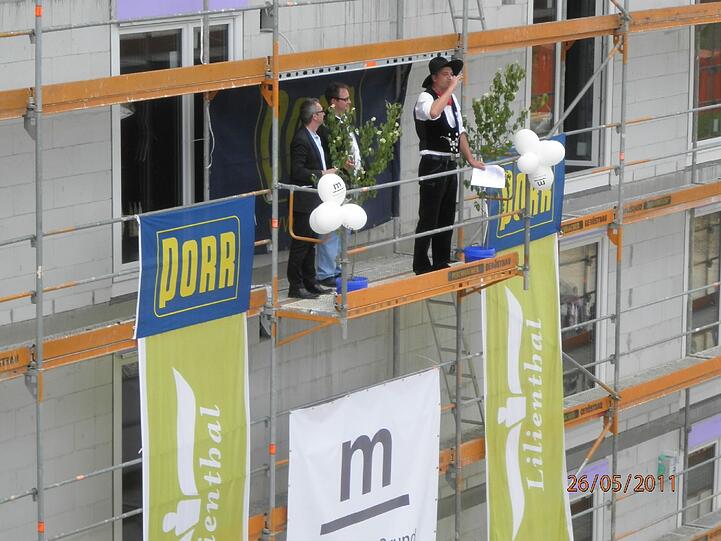 Zimmermeister Peter Reichel sowie Werner Huber und Ralf Wörle von München Grund stoßen an!