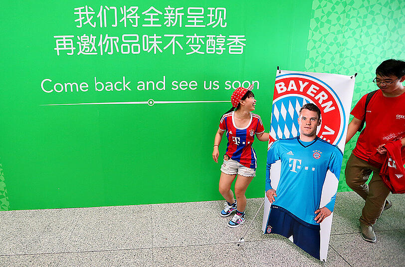 Der FC Bayern ist am Freitag in Peking gelandet und wurde von rund 1000 Fans schon am Flughafen frenetisch gefeiert. Die Bilder von der Ankunft.