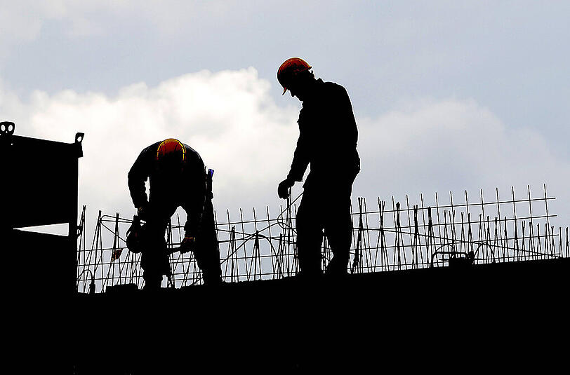 Schwarzarbeiter auf einer Baustelle.