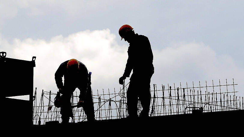 Schwarzarbeiter auf einer Baustelle. Schwarzarbeiter auf einer Baustelle.