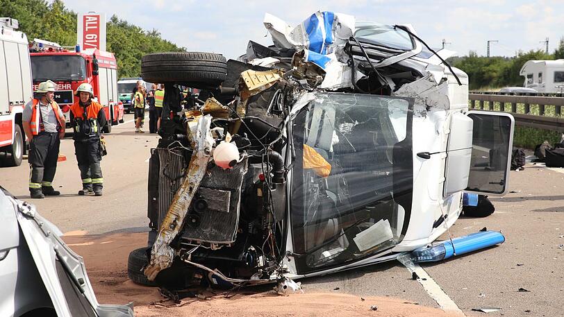 Der Fahrer des Wagens kam mit einem Rettungshubschrauber in eine Klinik.